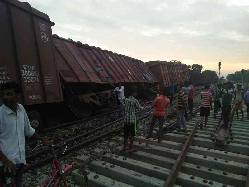 goods train derail in satna madhya pradesh samachar