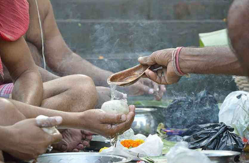 shraddh pitra tarpan 5 से 21 सितंबर के बीच श्राद्ध पक्ष में कभी भी करें ये काम, हमेशा के लिए चमक जाएगी किस्मत