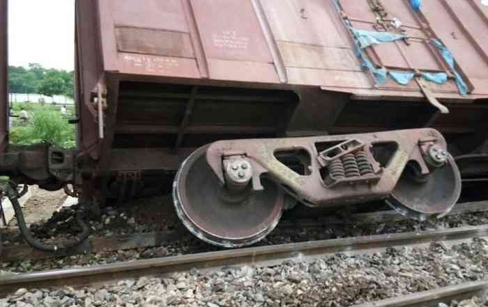 goods train derail in satna madhya pradesh samachar