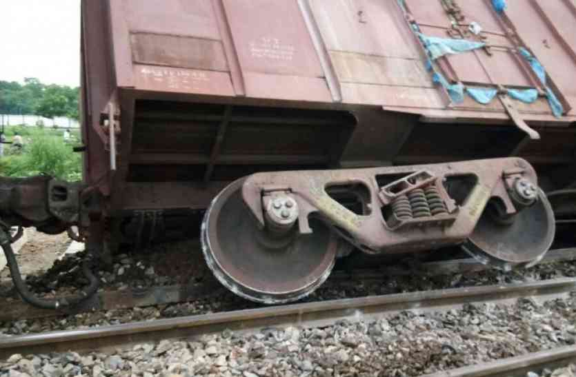 GOODS Train Derail Breaking: मध्यप्रदेश में बड़ा हादसा, 24 डिब्बे पटरी से उतरे !