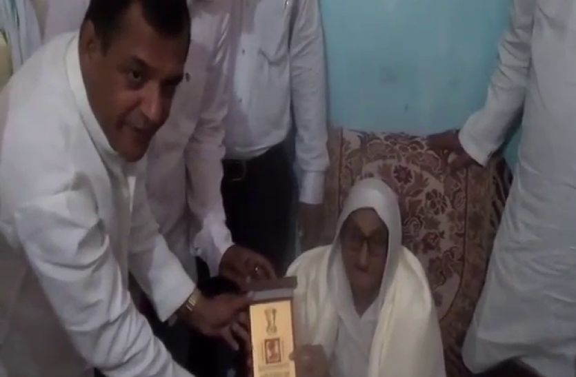 Veer abdul hamid wife सपा नेताओं ने शहीद वीर अब्दुल हमीद की पत्नी से मांगी माफी, घर जाकर किया सम्मानित