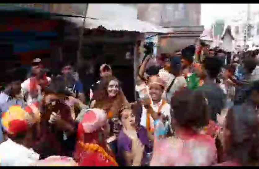 foreigner dance in Ganpati Visarjan लाडले गणपति की विदाई में शामिल हुए फिरंगी, यूं झूमे कि आप भी नाचने को हो जाएंगे मजबूर