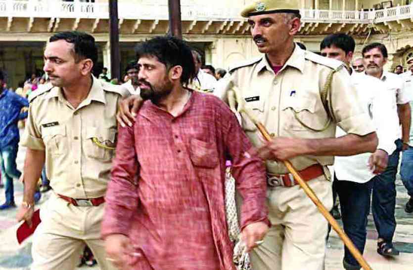 Police constable arrested for commutation in alwar Video : कलक्ट्रेट में हंगामा करने पर पुलिस ने किया पार्षद को गिरफ्तार, लाख जतन करने पर भी नहीं झुका प्रशासन, दिखाई सख्ती