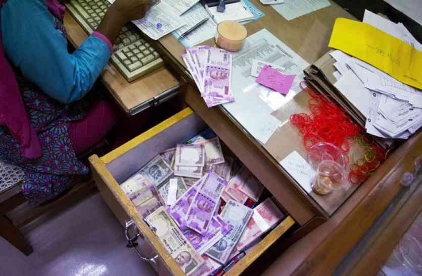 Demonetization बैंको में अचानक से ज्यादा पैसे जमा करने वाले हो जाएं अलर्ट, होगी कार्रवाई