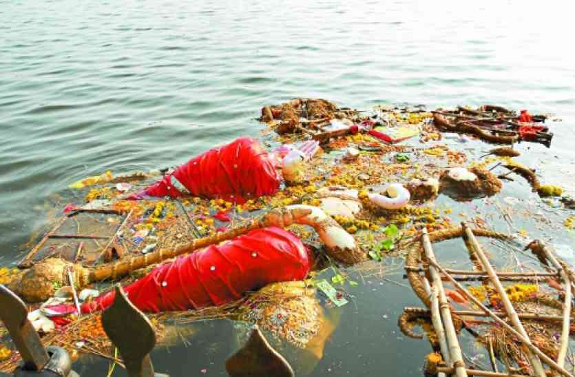 People Polluting Kishor Sagar Pond of Kota बेबस किशोर सागर तालाब का बड़प्पन... मैं सारे जीवों को क्षमा करता हूं...