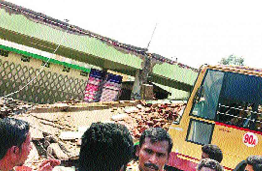 Nine people died after roof collapsed बस स्टैण्ड की छत ढही नौ लोगों की मौत