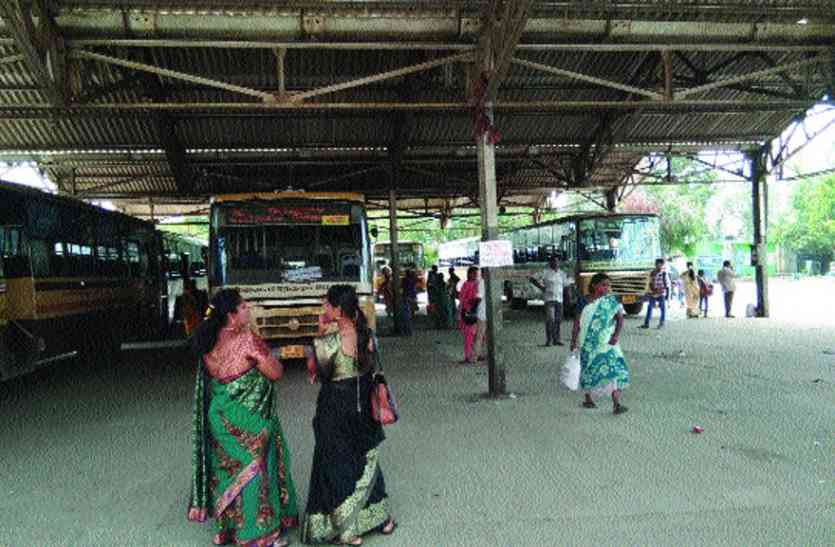 Passengers waiting for convenience in bus terminus! बस टर्मिनस में सुविधा के लिए तरसते यात्री!