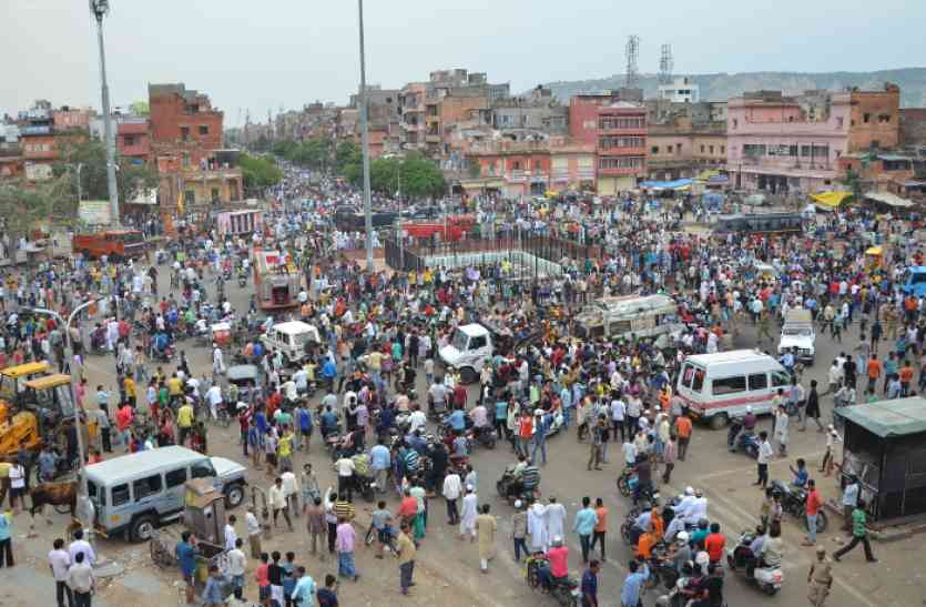 ramganj रामगंज उपद्रव : दो घंटे की ढील में बाजारों में उमड़े लोग, आज भी जारी रहेगा कर्फ्यू