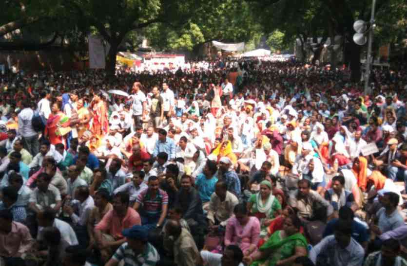 shiksha mitra लखनऊ के बाद दिल्ली में गरजे शिक्षामित्र, मोदी सरकार से उठाईं मांगें