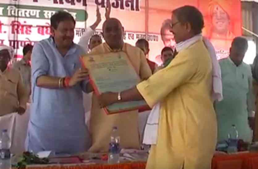 Ambedkar Nagar Hindi News ऋण माफी का मिला प्रमाण पत्र, किसानों के चेहरों पर बिखरीं खुशियां
