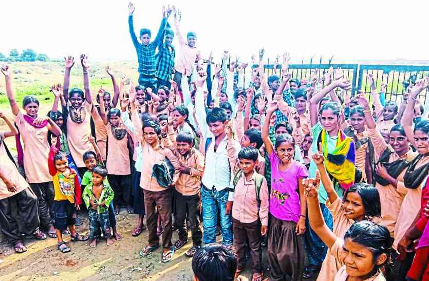 sawaimadhopur स्कूल पर जड़ा ताला तो एपीओ हुए चार, भारजा नदी स्कूल में शिक्षकों के नदारद रहने का मामला...
