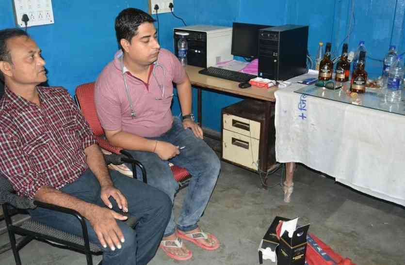 Burhanpur: Employees at District Hospital Drinkers Health Workers Drun MP Gajab Hai: ये दारू का अड्ड़ा नहीं डिस्टिक्ट हॉस्पिटल है! नशे में धूत स्वास्थ्य कर्मी, फिर नशे में मरीजों का इलाज