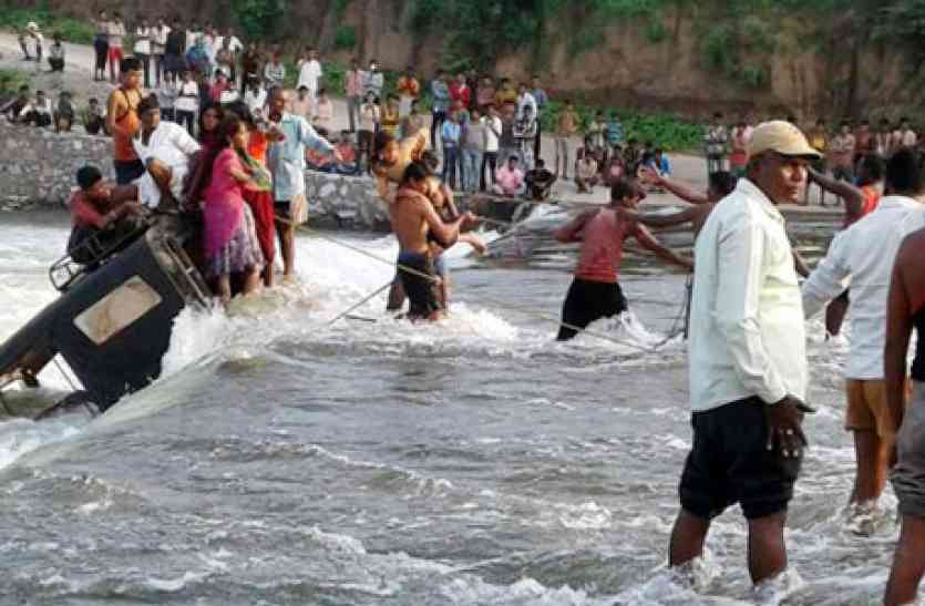 Bus accident, banswara, canal, crime news, banswara news, villagers बांसवाड़ा : उठी चीख-पुकार, ग्रामीण पहुंचे और बचाई 14 जिन्दगियां