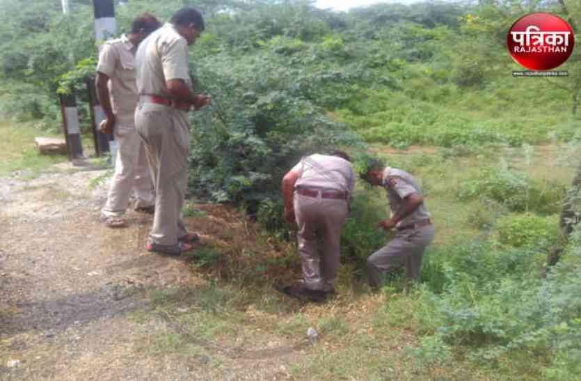 Bhilwara, bhilwara news, Home Guard Dead body found in shrubs in bhilwara, latest news in bhilwara, Bhilwara news in hindi, Latest bhilwara news in hindi रेलवे ट्रेेेक की सुरक्षा में लगे होमगार्ड का शव बीस फीट गहरे गड्ढे में मिला