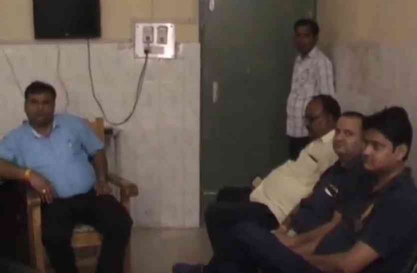 District Hospital Doctors warns for resignation in Ambedkar Nagar UP पिटाई से नाराज डॉक्टरों ने दी सामूहिक इस्तीेफे की चेतावनी, डीएम ने बुलाई आपात बैठक