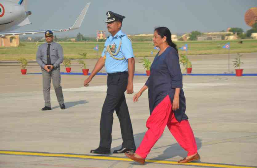 Defense Minister's two-point-no enemy dangerous दो घंटे रुकी रक्षामंत्री की दो टूक- कोई दुश्मन नहीं खतरनाक