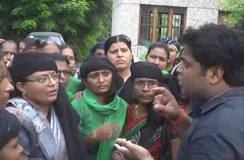 Anganwadi worker मांगे पूरी ना होने पर पानी की टंकी पर चढ़ी आंगनबाड़ी कार्यकत्रियां