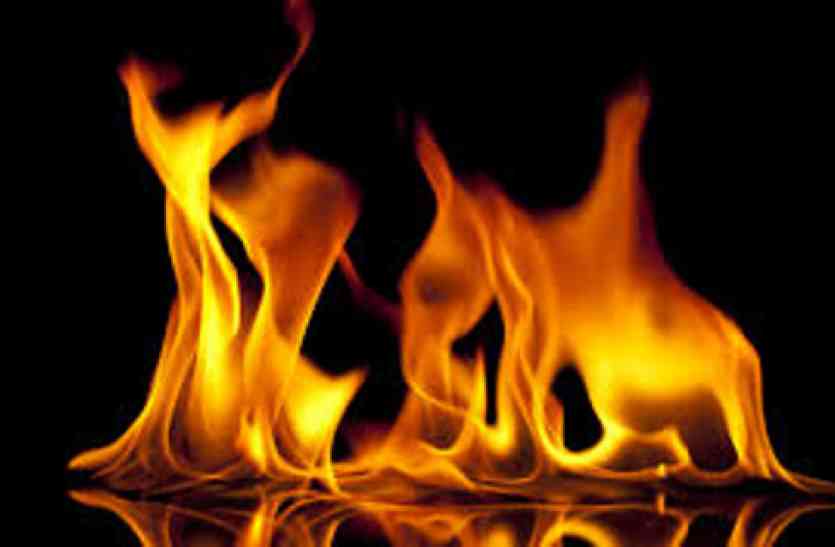 fire सचिव पर उड़ेल दी पेट्रोल और जलाने लगा जिंदा, उसने इतना ही कहा था- नहीं मिलेगा राशन