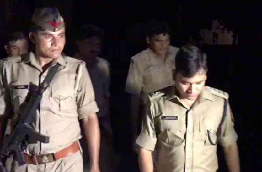SSP raid in etah बदमाशों ने होमगार्ड की रायफल छीनी, एसएसपी का छापा