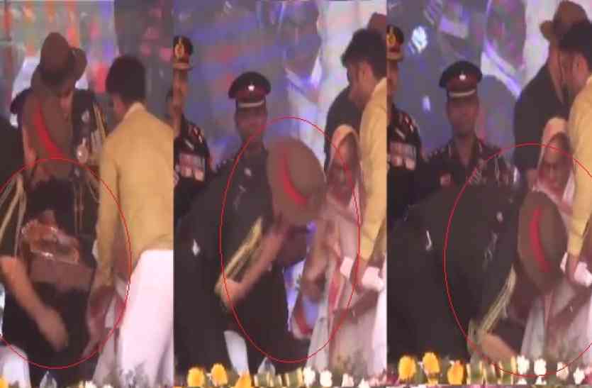 Army Chief General Bipin Rawat शहादत दिवस पर सेनाध्यक्ष ने छुए परमवीर चक्र विजेता वीर अब्दुल हमीद की पत्नी के पांव