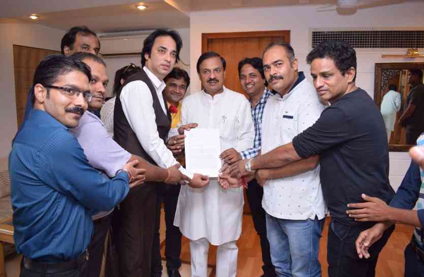 Noida अमिताभ बच्चन को भारत रत्न देने के लिए उनके सबसे बड़े फैन ने पीएम मोदी से की ये अपील
