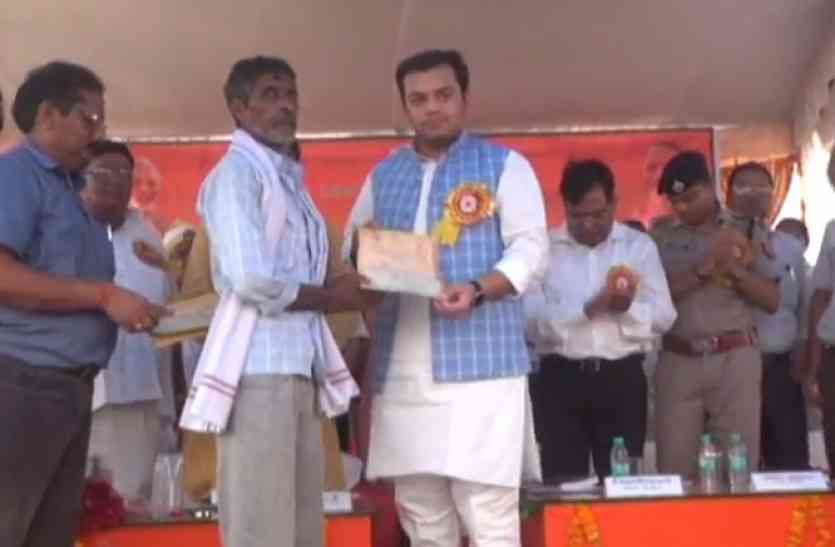 Kisan Karz Mafi Yojna certificate in Kannauj UP India Hindi News Kisan Karz Mafi Yojna 2017: कर्ज है 62 हजार का, लेकिन चेक में माफ हुए सिर्फ 315 रुपए