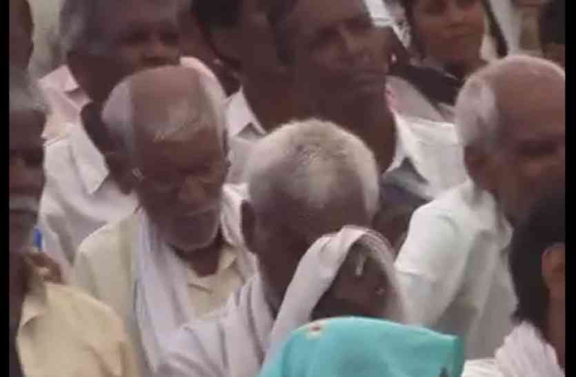 farrukhabad कर्ज माफी के लिए किसान थे परेशान, मंत्री जी एसी और कूलर की हवा खाने में थे मस्त
