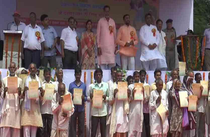 Loan Waiver certificates किसी को मिला 10 रुपए तो किसी को 20 रुपए का कर्ज माफी का प्रमाण पत्र