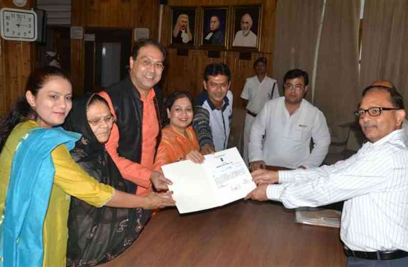 Minister Mohsin Raza मंत्री मोहसिन रजा भी निर्विरोध विधान परिषद सदस्य निर्वाचित, लिया प्रमाण पत्र