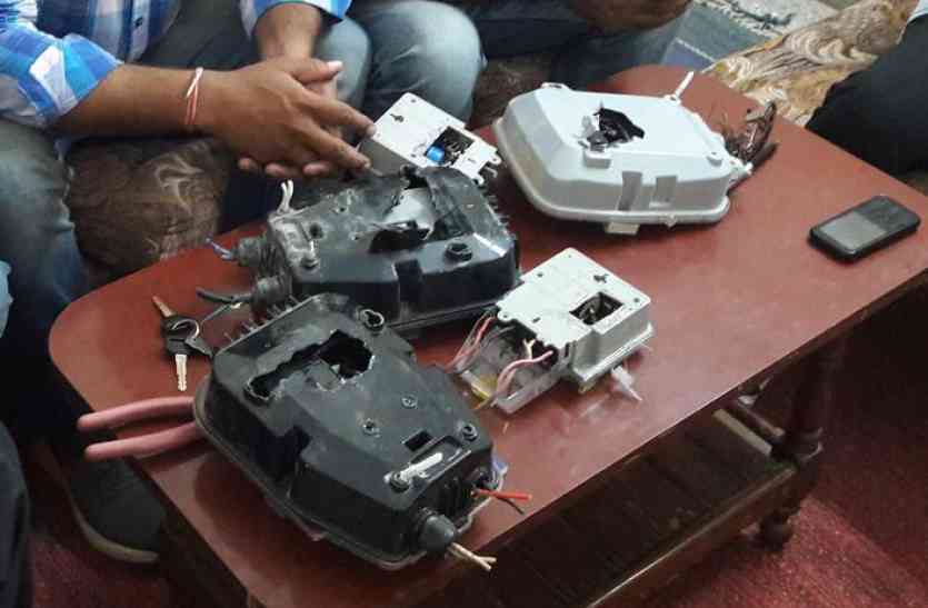tampering meters वीडियो : मीटरों में छेड़छाड़ कर बिजली चोरी करते पकड़ा