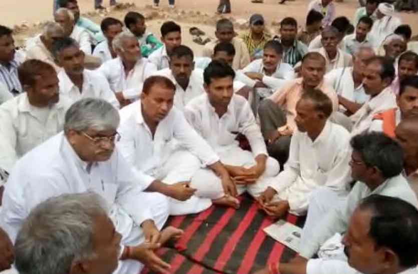 BJP MLA Mukesh Verma on Protest पुलिस ने बात नहीं मानी तो धरने पर बैठ गए भाजपा नेता