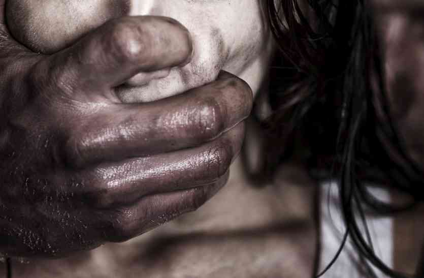 father rape daughter, girl raped by father, rape with minor girl, father raped his minor daughter, rape, नशेड़ी बाप ने नाबालिग बेटी के साथ की हैवानियत की हदें पार, बेटी चिल्लाई तो पीटा और करता रहा घिनौनी हरकत