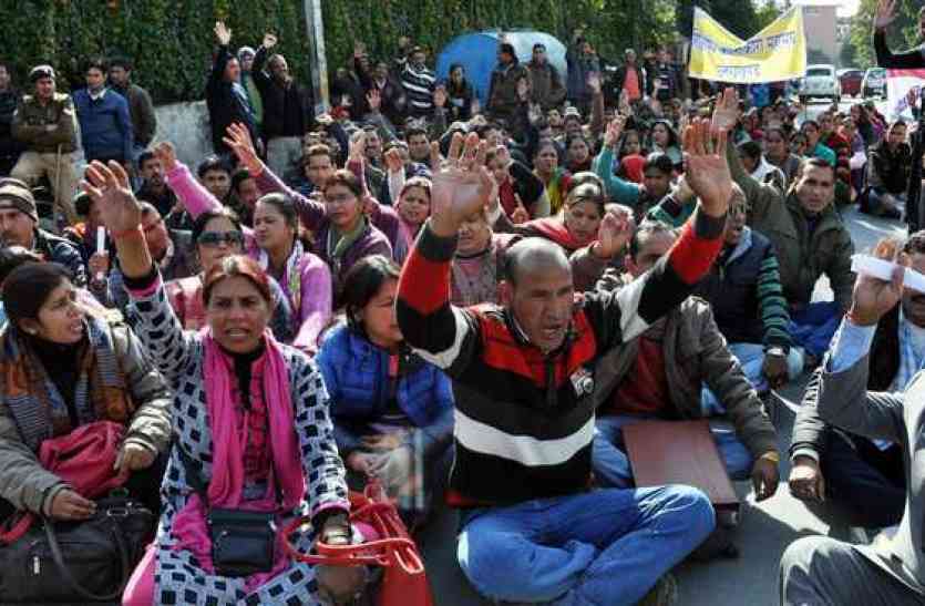 shiksha mitra यूपी सरकार से नहीं बची शिक्षा मित्रों को उम्मीद, अब दिल्ली घेरकर केंद्र से हस्तक्षेप की करेंगे अपील