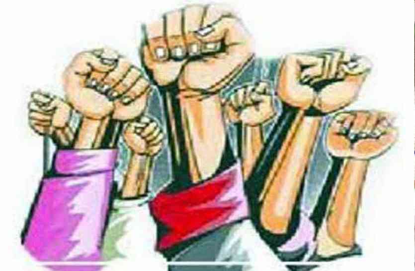 प्रदर्शन बिजली नही आने से परेशान ग्रामीणों ने जीएसएस पर किया प्रदर्शन