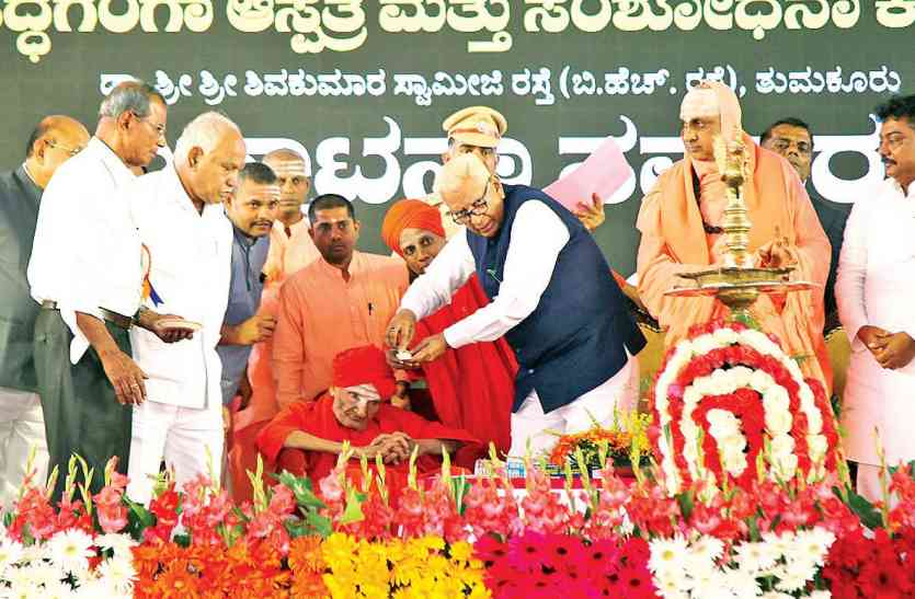 Shivkumar Swamy शिवकुमार स्वामी सभी के लिए आदर्श: राज्यपाल