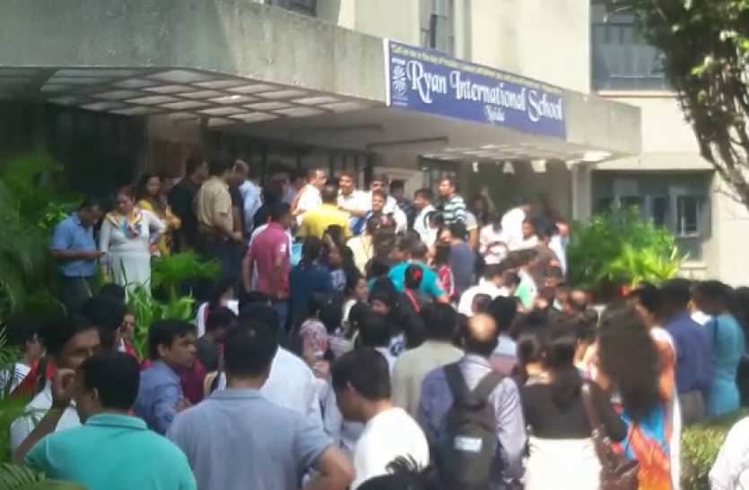 Noida गुरुग्राम के रेयान स्कूल में हुर्इ बच्चे की हत्या के बाद नोएडा के रेयान पर पेरेंट्स का हंगामा, देखें वीडियो