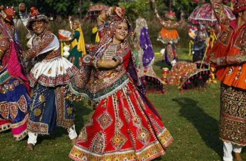 hot garba, hot girls garba, garba in india, hot girls garba videos, garba tips hot girl garba practice durga puja navratri in 2017 durga puja in 2017 kolkata durga puja 2017 hot garba videos garba practice गरबा गर्ल्स कर रहीं ऐसी प्रेक्टिस कि देखने वाले देखते रह जाएं- देखें वीडियो