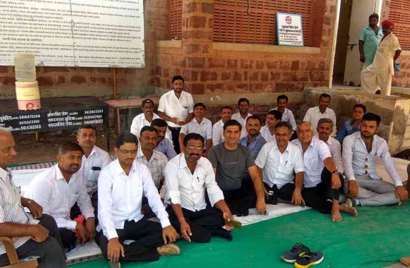 Jaisalmer patrika Jaislamer- मारपीट के बाद आया नाटकीय मोड़- अधिवक्ताओं ने की थानाधिकारी को हटाने की मांग, सफाईकर्मियों ने दिया ऐसे जवाब