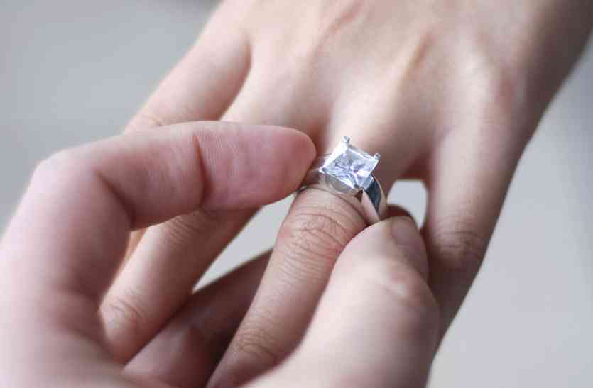 ring शादी के लिए प्रपोज कर रहा था, तभी रिंग नदी में गिर गई