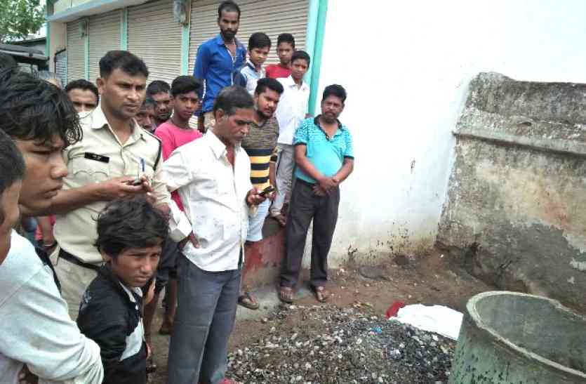 Newborn baby dead शर्मनाक! पत्थरदिल हैं वो मां-बाप, कूडे़दान में फेंक गए नवजात की लाश