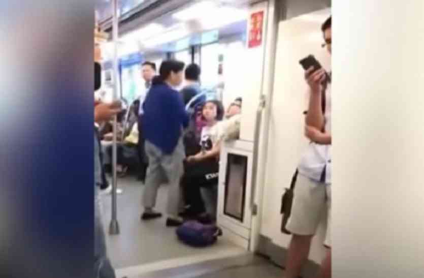 woman sits in mans lap मेट्रो में लड़के ने सीट देने से किया इनकार, महिला ने ऐसे सिखाया सबक...यात्री रह गए भौंचक्के!