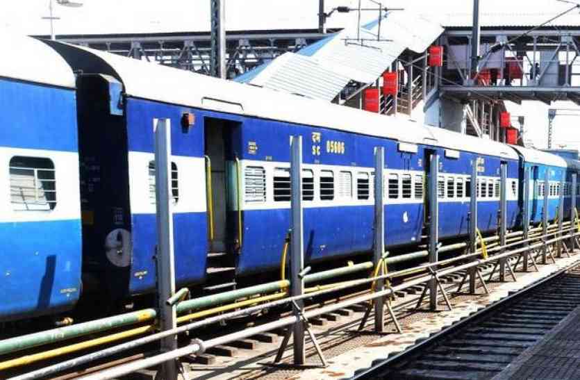 train, indian train, bullet train लोअर बर्थ वाले यात्रियों को 1 घंटा कम सोने को मिलेगा, जानिए रेलवे का नया नियम