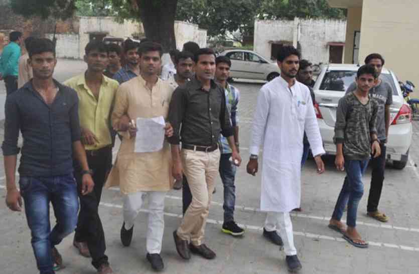 student union,Clash,student election,clash in azamgarh, आजमगढ़ के शिब्ली पीजी कालेज में छात्रसंघ चुनाव से पहले अापस में भिड़े दो गुट