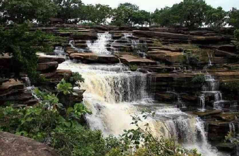 mirzapur खूबसूरती और भोजपुरी फिल्मों की शूटिंग के लिए प्रसिद्ध मिर्जापुर जिले का विकास पड़ा धीमा