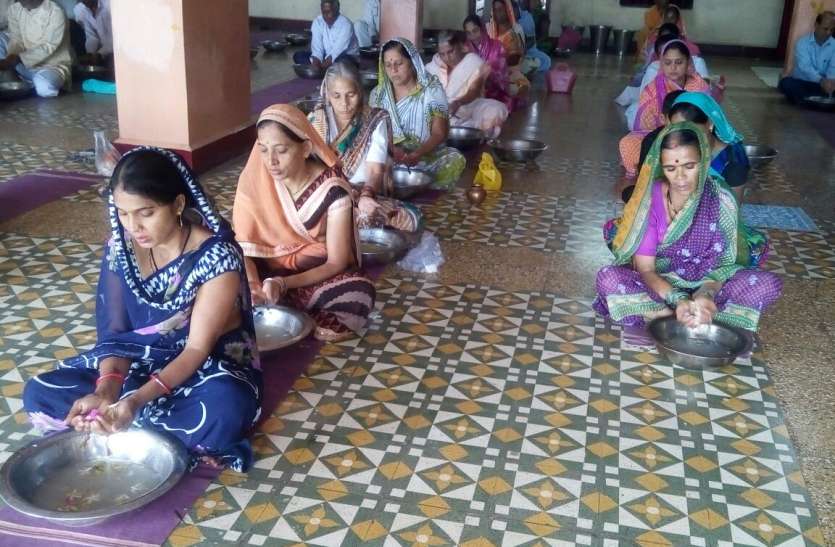 Pitru Paksha 2018 प्रदेश में इस जगह पर हर साल महिलाएं करतीं हैं तर्पण, जानें दशरथ जी से जुड़ी यह परंपरा