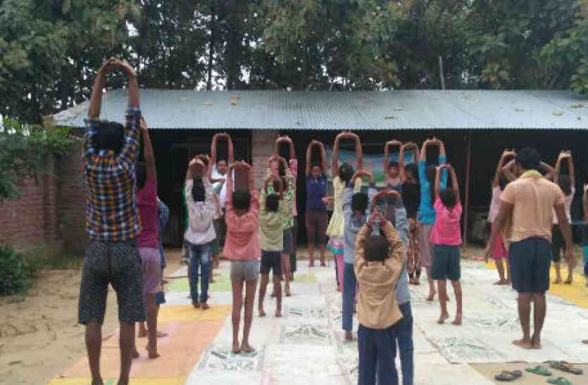 Yog Training शहरों के बाद अब गांवों में चढ़ी योग की खुमारी