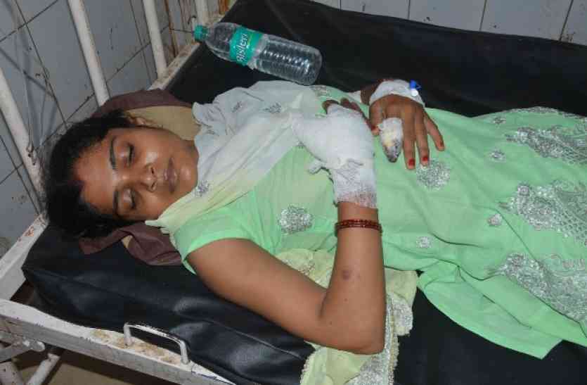 Crime, Crime In City, Crime In Morena, Injured, Police, Morena, Wife, Knife दहेज में कार नहीं मिली तो पत्नी को चाकू मारा
