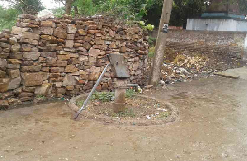 Ridiculously extracted water from private boring, gwalior news in hindi, mp news, dabra news निजी बोरिंग से पानी नहीं मिलने से फैली अफरा-तफरी