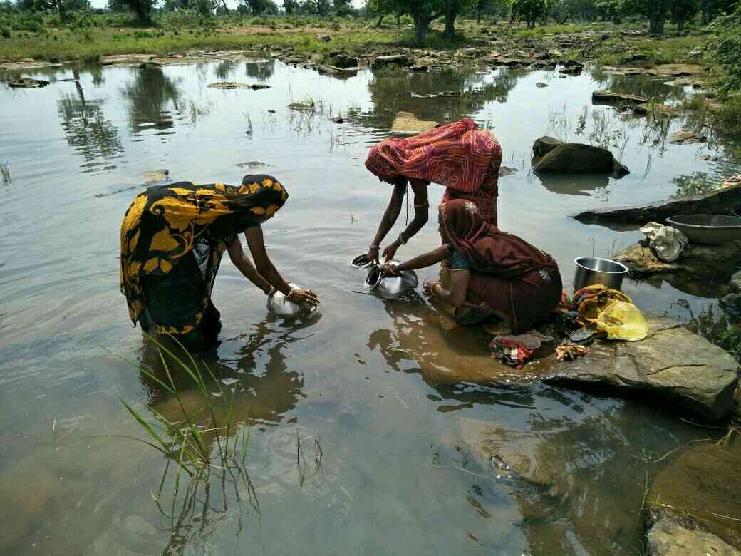 people has to drink water from dirty canal, water crises in village, pani ki samasya,