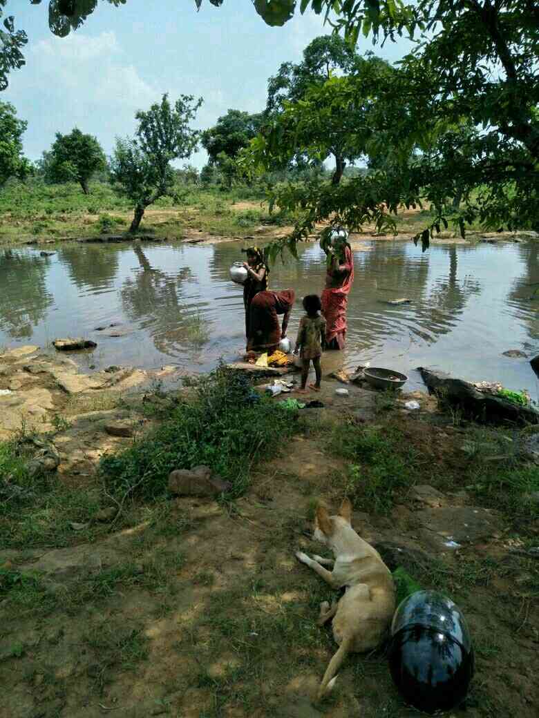 people has to drink water from dirty canal, water crises in village, pani ki samasya,